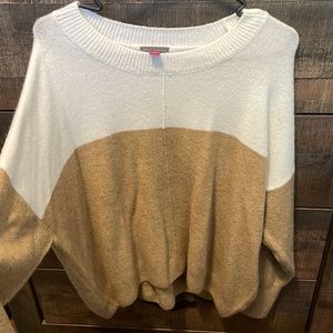 Cute sweater!! Only wore once. Brand VINCE CAMUTO